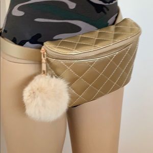 - Quilted Pom Pom zipper belt bag